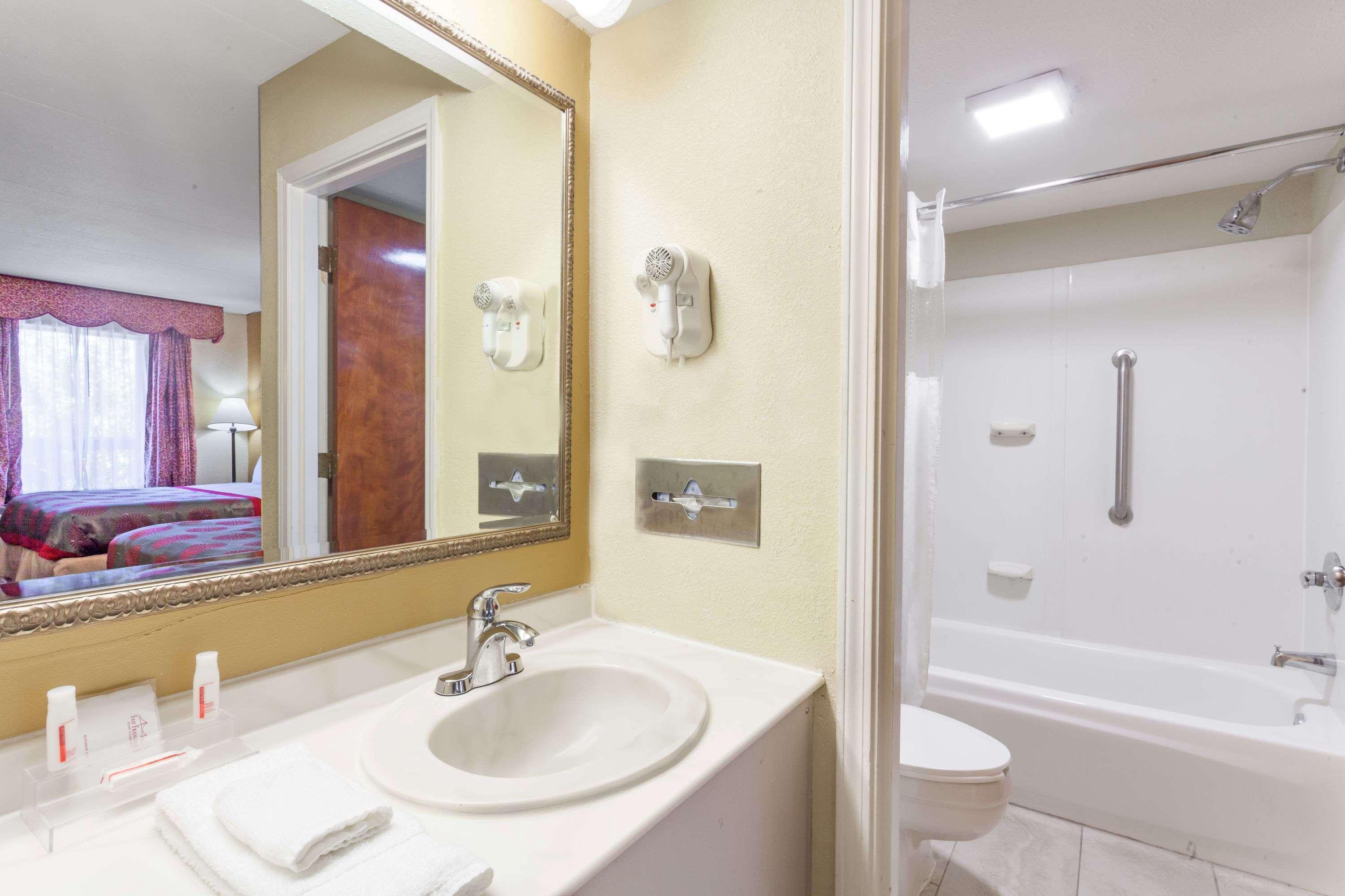 Ramada By Wyndham Lebanon Hotel Luaran gambar